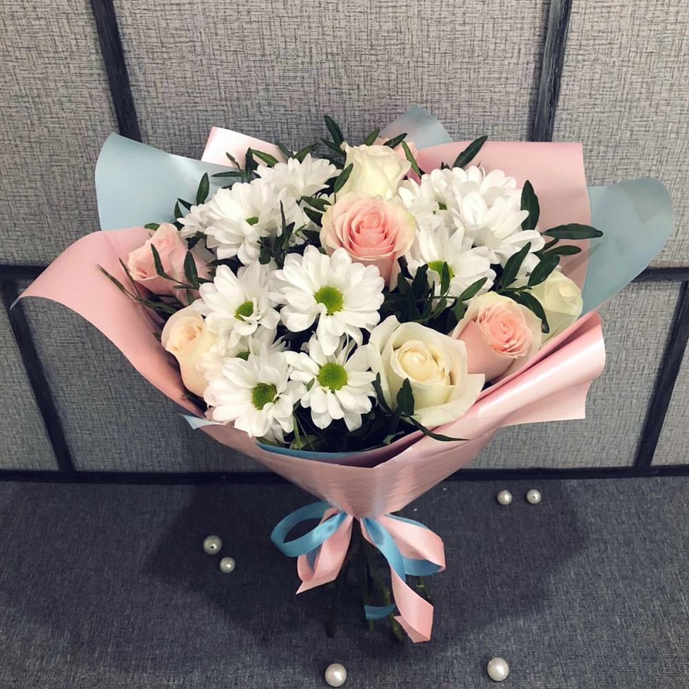 Букет из свежих роз и белых хризантем – гармония нежности и чистоты Самара Самарская область Букет из свежих роз и белых хризантем – гармония нежности и чистоты Самара Самарская область