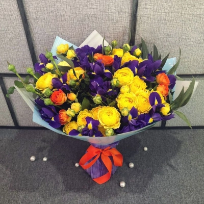 Роскошный букет из синих ирисов и кустовых роз с зеленью – гармония контрастов Самара Самарская область Роскошный букет из синих ирисов и кустовых роз с зеленью – гармония контрастов Самара Самарская область