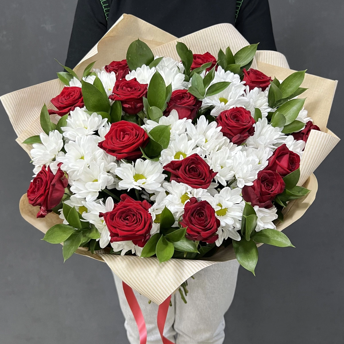 Букет «Романтика» — гармония красных роз и белоснежных хризантем Самара Самарская область Букет «Романтика» — гармония красных роз и белоснежных хризантем Самара Самарская область