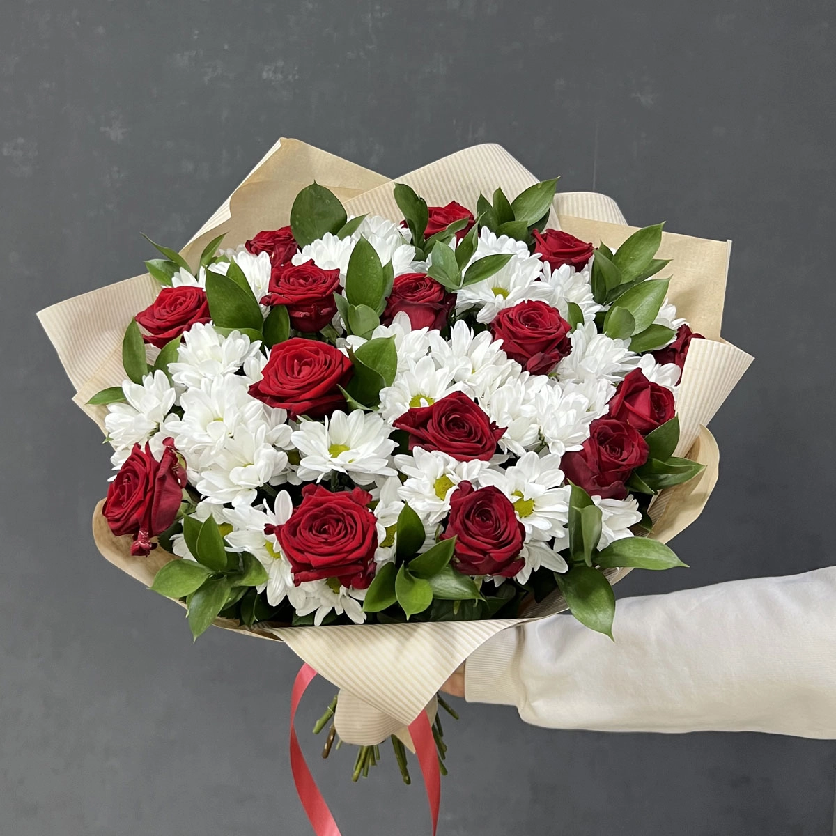 Букет «Романтика» — гармония красных роз и белоснежных хризантем Самара Самарская область Букет «Романтика» — гармония красных роз и белоснежных хризантем Самара Самарская область