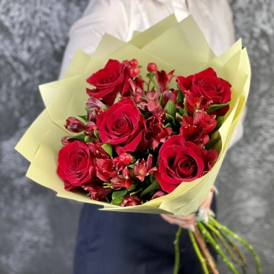 Букет «Бордо» – сочетание красных эквадорских роз и благородных альстромерий Самара Самарская область Букет «Бордо» – сочетание красных эквадорских роз и благородных альстромерий Самара Самарская область