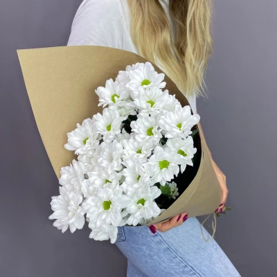 Букет из 5 белых хризантем в крафте – лаконичная элегантность Самара Самарская область Букет из 5 белых хризантем в крафте – лаконичная элегантность Самара Самарская область