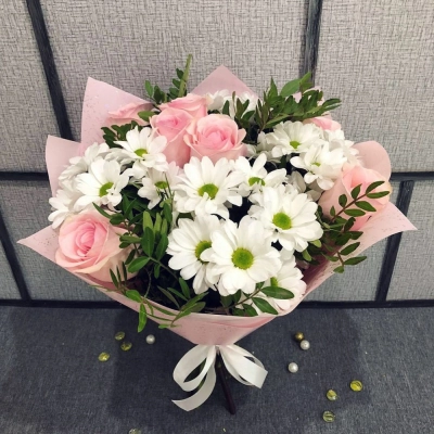 Букет из розовых роз и белых хризантем – элегантность в каждой детали Самара Самарская область Букет из розовых роз и белых хризантем – элегантность в каждой детали Самара Самарская область