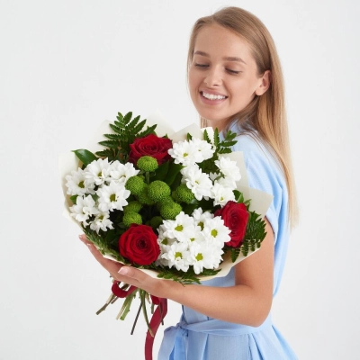 Букет «Настроение» – гармония красных эквадорских роз и нежных хризантем Самара Самарская область Букет «Настроение» – гармония красных эквадорских роз и нежных хризантем Самара Самарская область
