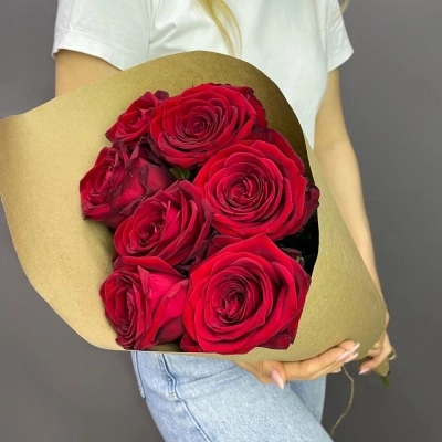 Букет из 7 красных роз в крафте – страсть в стильной упаковке Самара Самарская область Букет из 7 красных роз в крафте – страсть в стильной упаковке Самара Самарская область