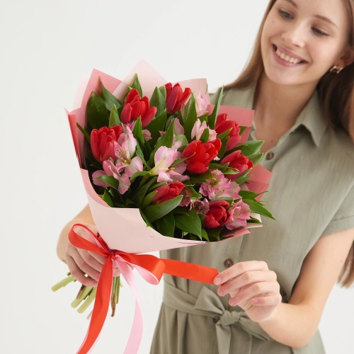 Букет «Первый поцелуй» красных тюльпанов и розовых альстромерий Самара Самарская область Букет «Первый поцелуй» красных тюльпанов и розовых альстромерий Самара Самарская область