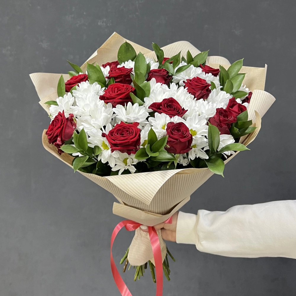 Букет «Романтика» — гармония красных роз и белоснежных хризантем Самара Самарская область Букет «Романтика» — гармония красных роз и белоснежных хризантем Самара Самарская область