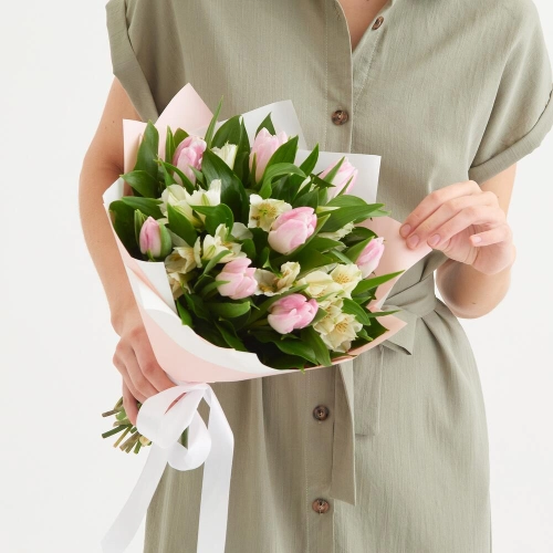 Букет «Первое свидание» розовых тюльпанов и белых альстромерий Самара Самарская область Букет «Первое свидание» розовых тюльпанов и белых альстромерий Самара Самарская область