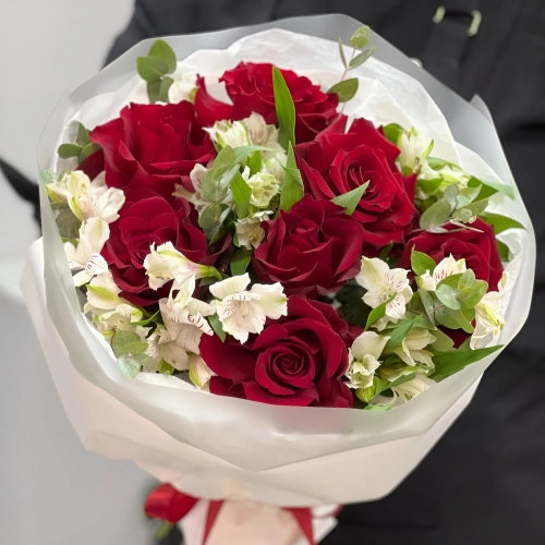 Букет «Любимой» – 7 эквадорских роз и белых альстромерий Самара Самарская область Букет «Любимой» – 7 эквадорских роз и белых альстромерий Самара Самарская область