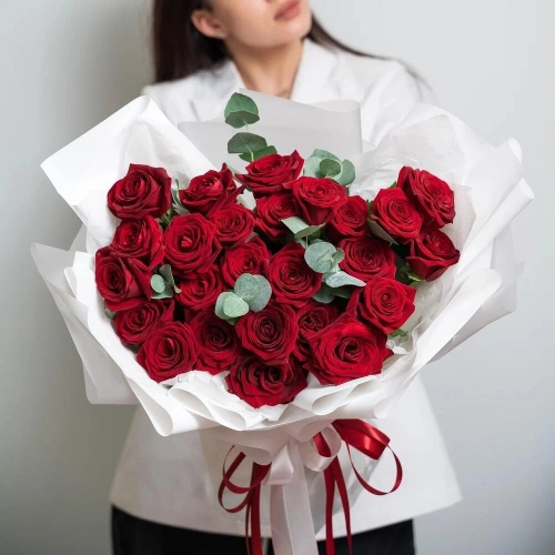 Роскошный букет из 25 красных роз с эвкалиптом – королевский подарок  Самара Самарская область Роскошный букет из 25 красных роз с эвкалиптом – королевский подарок  Самара Самарская область
