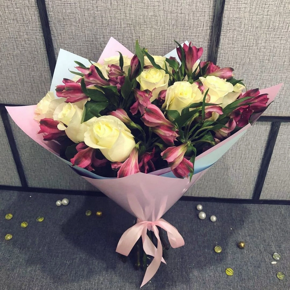 Нежный букет из белых роз и розовых альстромерий – гармония чистоты и нежности Самара Самарская область Нежный букет из белых роз и розовых альстромерий – гармония чистоты и нежности Самара Самарская область