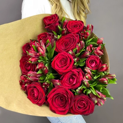 Букет «Стрелиция» – гармония из красных роз и белых альстромерий  Самара Самарская область Букет «Стрелиция» – гармония из красных роз и белых альстромерий  Самара Самарская область