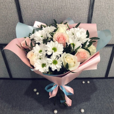 Букет из свежих роз и белых хризантем – гармония нежности и чистоты Самара Самарская область Букет из свежих роз и белых хризантем – гармония нежности и чистоты Самара Самарская область