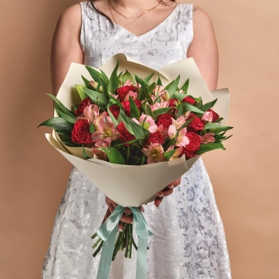 Букет «Нежность слов» — гармония красных роз и нежных альстромерий Самара Самарская область Букет «Нежность слов» — гармония красных роз и нежных альстромерий Самара Самарская область