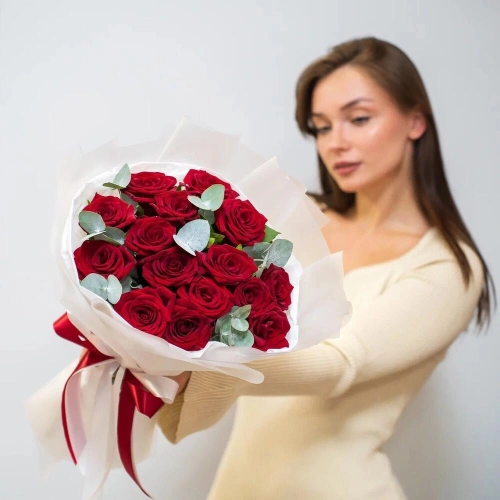 Элегантный букет из 15 красных роз с эвкалиптом – символ страсти и нежности Самара Самарская область Элегантный букет из 15 красных роз с эвкалиптом – символ страсти и нежности Самара Самарская область