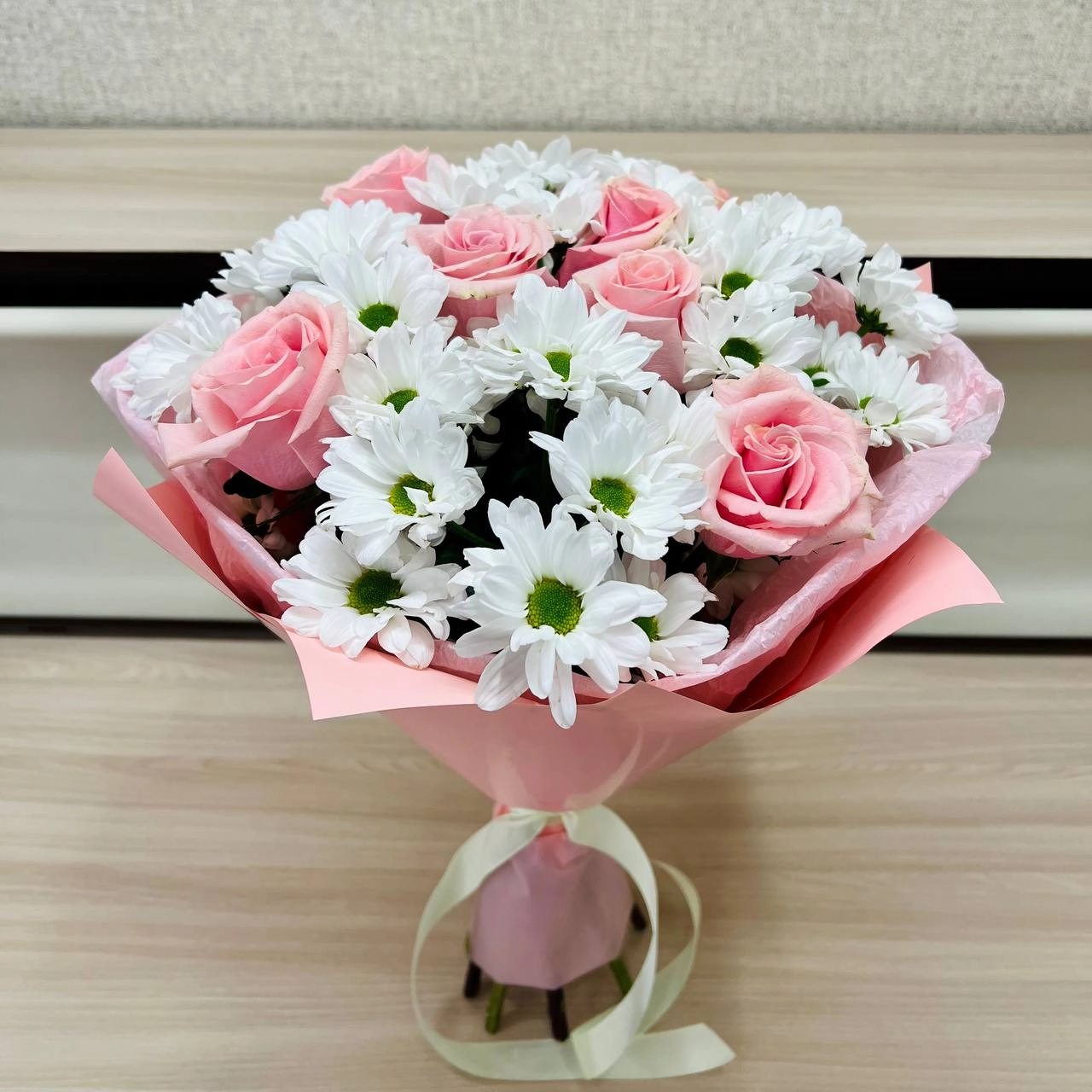 Букет «Ягодное Рафаэлло» – нежность розовых роз и белых хризантем Самара Самарская область Букет «Ягодное Рафаэлло» – нежность розовых роз и белых хризантем Самара Самарская область