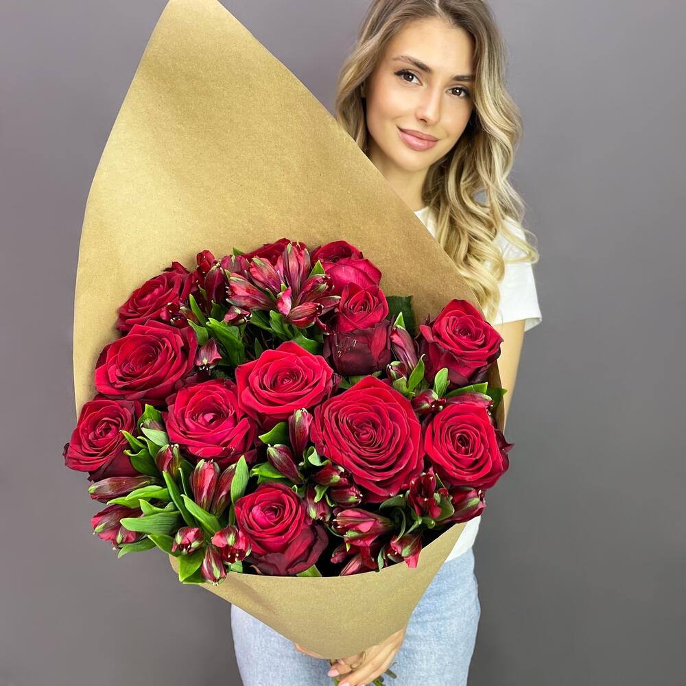 Букет «Стрелиция» – гармония из красных роз и белых альстромерий  Самара Самарская область