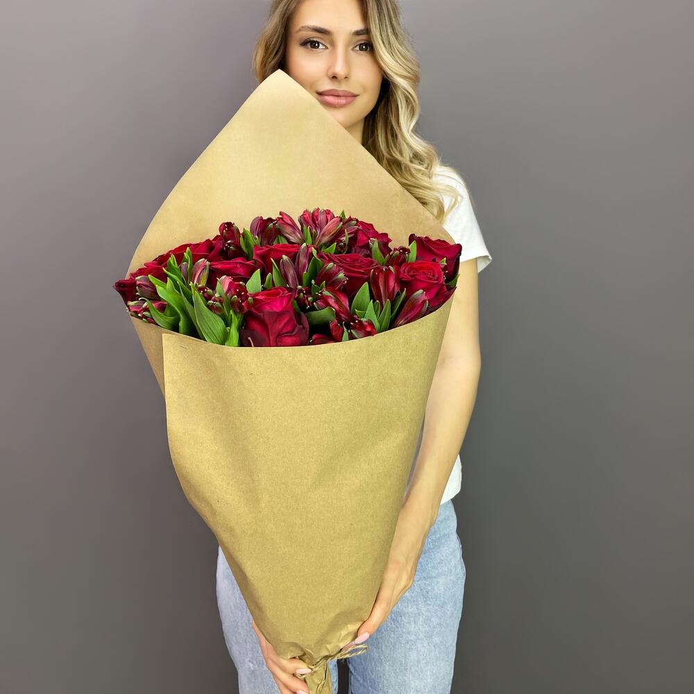 Букет «Стрелиция» – гармония из красных роз и белых альстромерий  Самара Самарская область