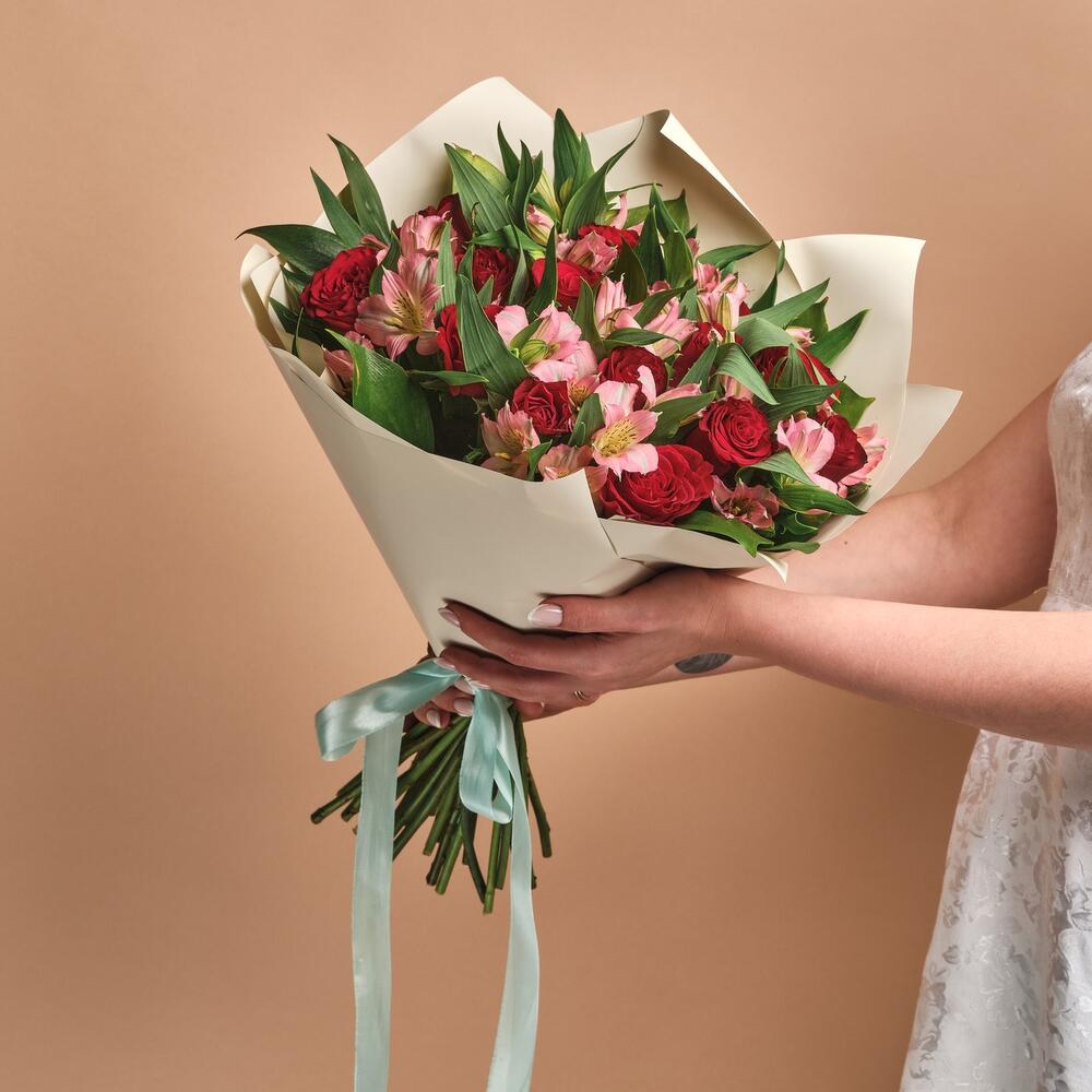 Букет «Нежность слов» — гармония красных роз и нежных альстромерий Самара Самарская область