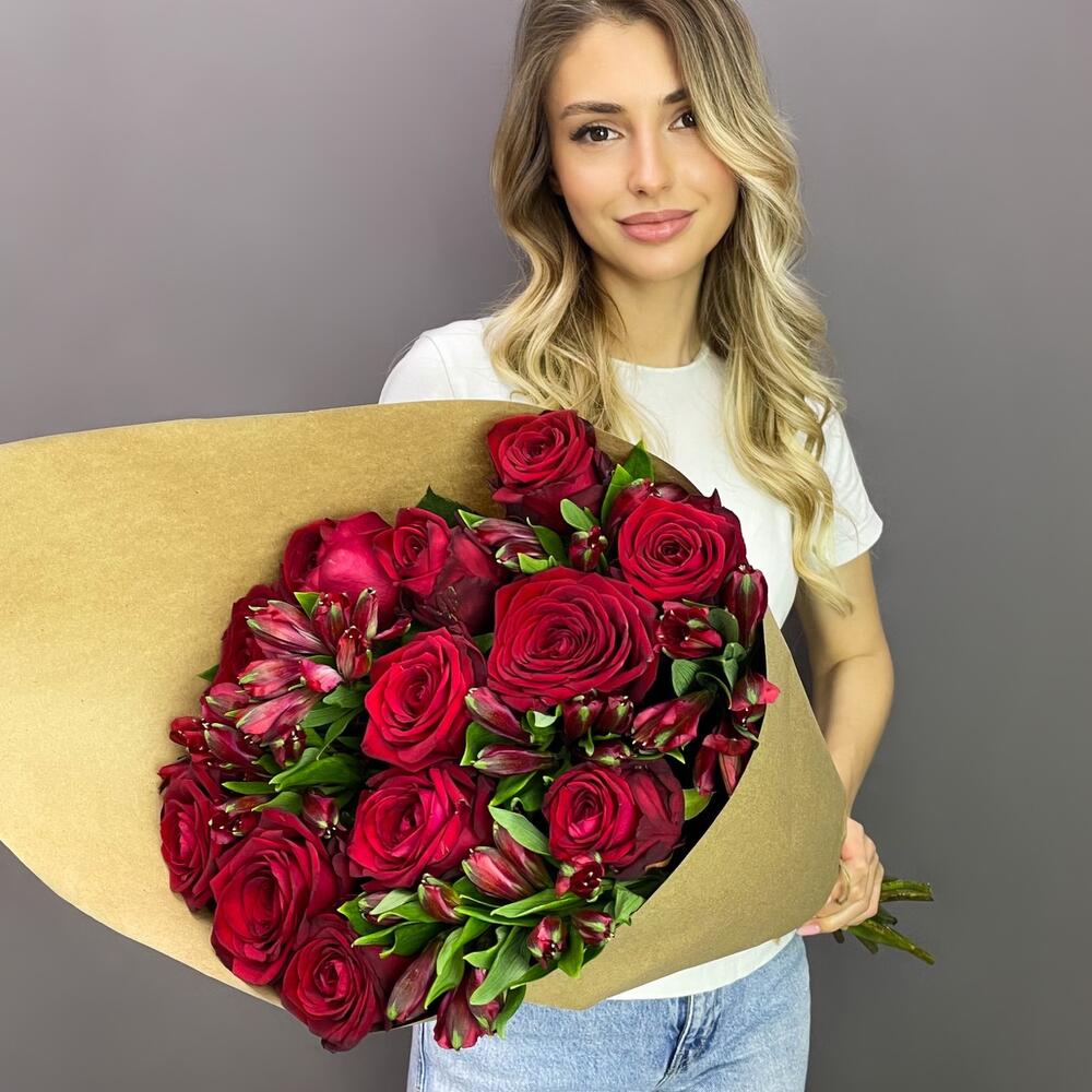 Букет «Стрелиция» – гармония из красных роз и белых альстромерий  Самара Самарская область